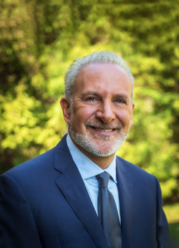 Picture of Peter Schiff with green trees in the background